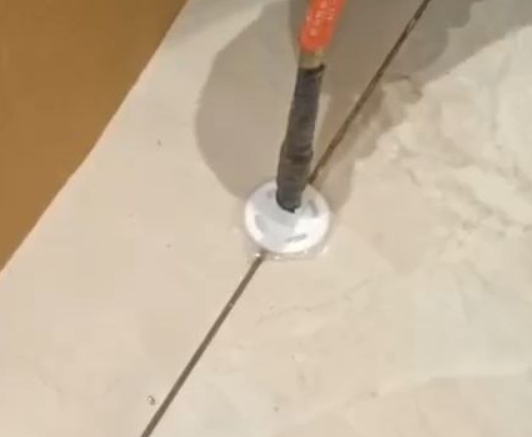 平顶山市瓷砖空鼓维修公司专业解答瓷砖在铺贴过程中，如果没有涂抹均匀到位的粘结材料（如水泥砂浆或瓷砖胶），可能会导致以下问题